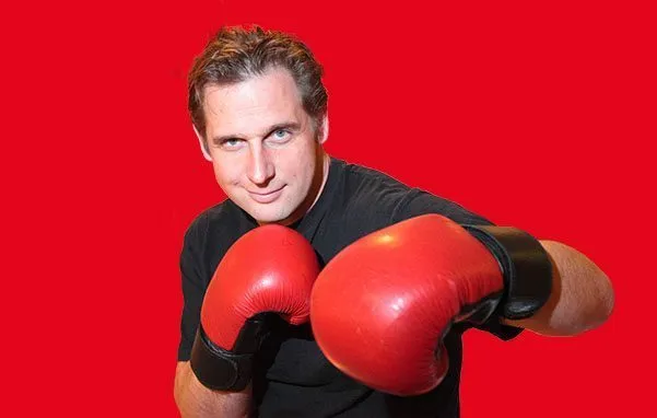 Tim von Fintel boxt vor rotem Hintergrund